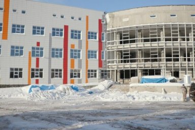 В столице Камчатки продолжается строительство нового корпуса школы номер 40. Монтируют витражи 4