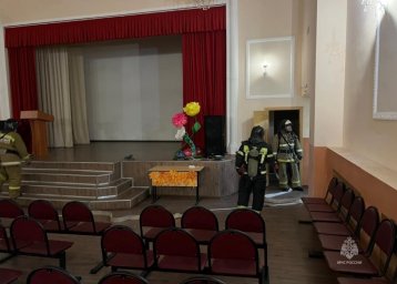 Камчатские пожарные отрабатывали эвакуацию детей из "горящей" школы в Милькове 5