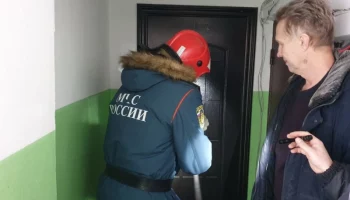 На Камчатке спасатели помогли мужчине попасть в квартиру, где оказалась заперта его мать