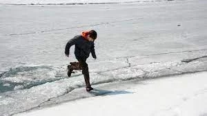 Камчатские школьники продолжают гулять по льду на Култучном озере