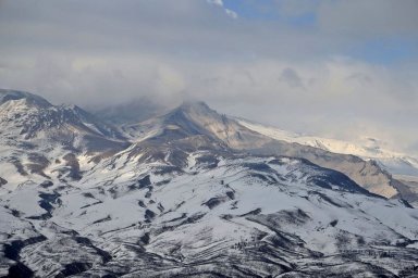 На Западном склоне вулкана Шивелуч на Камчатке обнаружены три мощные фумаролы 4