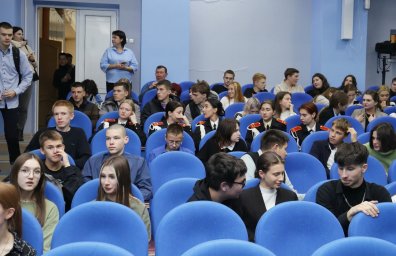 Офицеры ВВС Министерства обороны РФ рассказали камчатским школьникам о профессиях, связанных с лётным делом 1