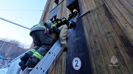 Эксперты из Санкт-Петербурга, Новосибирска и Кемерово проверяют камчатских пожарных 7