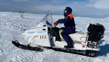 На Алеутах камчатские спасатели спасли двух снегоходчиков