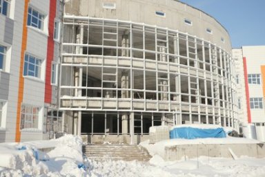 В столице Камчатки продолжается строительство нового корпуса школы номер 40. Монтируют витражи 5