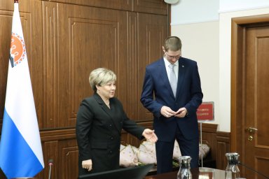 На 19-й сессии камчатского парламента депутатское удостоверение вручили Дмитрию Шадрину 3