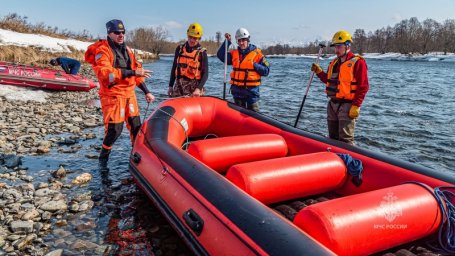 Спасатели камчатского отряда МЧС провели занятия по водной подготовке на реке Быстрой 0