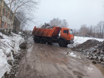 Более 10 тысяч кубометров снега с пеплом вывезено из населенных пунктов Усть-Камчатского района 8