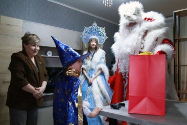 Спикер парламента Камчатки исполнила новогодние желания детей из приемной семьи 0