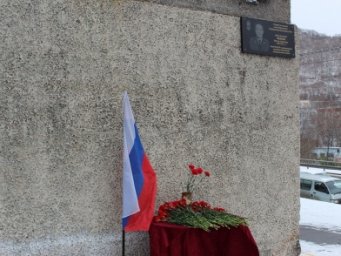 В столице Камчатки торжественно открыли мемориальную доску в честь участкового, погибшего при исполнении служебного долга 8