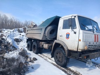 За шесть дней вывезено более 7 тысяч кубических метров снега с пеплом из Усть-Камчатского района, пострадавшего от пеплопада 2