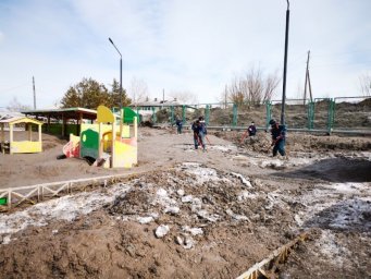 В поселки Ключи Усть-Камчатского района работы по расчистке территории от пепла продолжаются 9