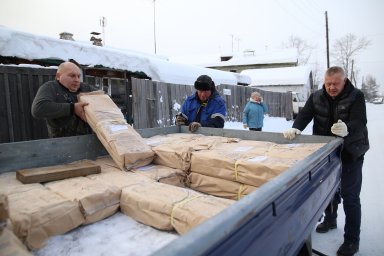 Зампред камчатского парламента привез мильковчанам новогодние подарки 3