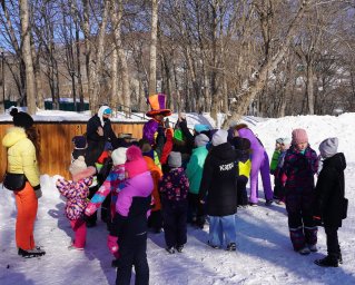 Клоун Шурка веселил детей в парке на ул. Индустриальная в столице Камчатки 1