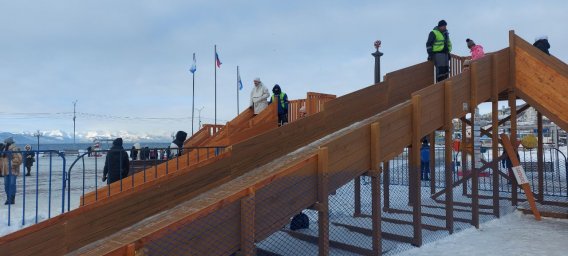 В центре Петропавловска-Камчатского установлены зимние горки 2