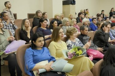 Владимир Солодов поздравил работников культуры Камчатки с профессиональным праздником 11