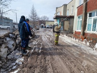 На Камчатке краевые пожарные приступили к помывке социально значимых объектов от пепла 1