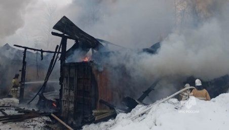 На Камчатке пожарные не допустили взрыв в горящем складском помещении 5