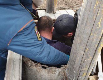 На Камчатке спасатели оказали помощь мужчине, провалившемуся в колодец 2
