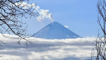 На Камчатке зафиксирован подъем пепла со склона вулкана Ключевская сопка