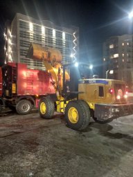 В ночную смену подрядные организации продолжали работы по вывозу снега с территории города 1