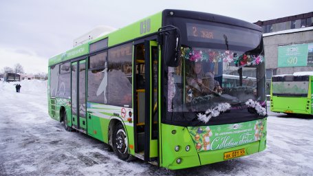 Новогодний автобус под управлением Деда Мороза возил пассажиров в столице Камчатки 5