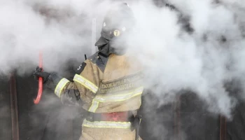 На Камчатке в ходе тушения пожара огнеборцы спасли мужчину