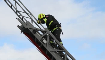 На Камчатке пожарные с помощью спасустройств и автолестницы эвакуировали из задымлённого подъезда шесть человек