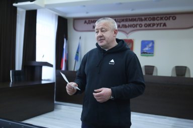 Зампред камчатского парламента привез мильковчанам новогодние подарки 14