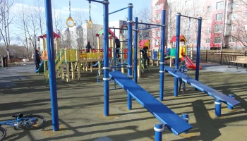 В столице Камчатки приводят в порядок детские площадки