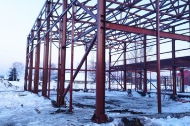 Стройплощадку под новый спортзал в поселке Козыревск на Камчатке расчищают от вулканического пепла 3