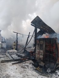 На Камчатке пожарные не допустили взрыв в горящем складском помещении 1