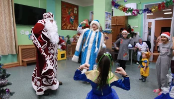 Праздничное представление для детей из тубдиспансера организовали камчатские парламентарии