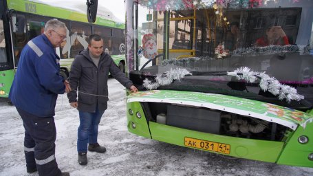 Новогодний автобус под управлением Деда Мороза возил пассажиров в столице Камчатки 4