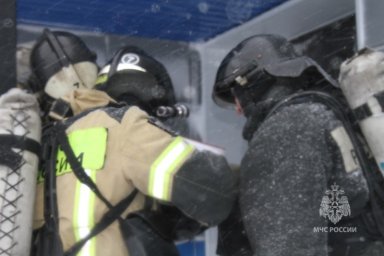 Возгорание в спортзале и шестеро пострадавших: очередные учения провели пожарные в одной из школ на Камчатке 6