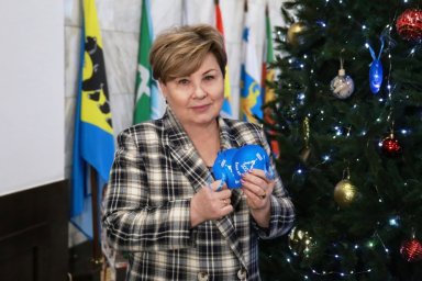 Спикер парламента Камчатки исполнила новогодние желания детей из приемной семьи 7