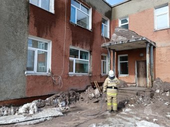 На Камчатке краевые пожарные приступили к помывке социально значимых объектов от пепла 2