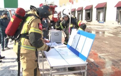 В Петропавловске-Камчатском пожарные тренировались тушить склады одного из торговых центров города 3