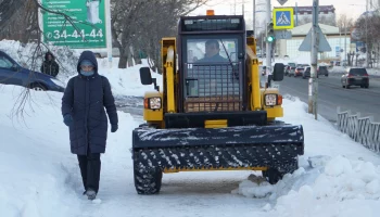 В столице Камчатки "Четра" скалывает лед на пешеходных зонах и площадках автобусных павильонов