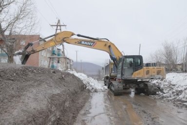 Более 20 тысяч кубометров смеси пепла и снега вывезли из поселков Усть-Камчатского района 1
