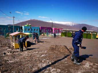 В поселки Ключи Усть-Камчатского района работы по расчистке территории от пепла продолжаются 6
