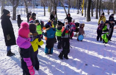 Клоун Шурка веселил детей в парке на ул. Индустриальная в столице Камчатки 5