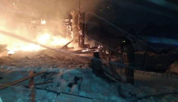 Камчатские пожарные спасли дачный дом от перекидывания огня с соседнего пожара
