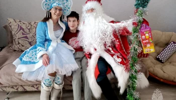 «Пожарный» Дед Мороз поздравил «особенного» ребенка на Камчатке