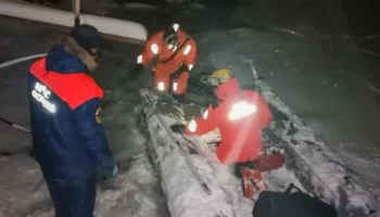 В Петропавловске-Камчатском спасатели оказали помощь двум рыбакам и собаке