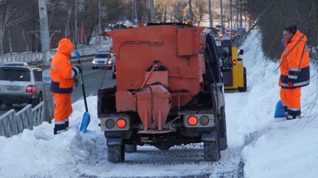 В столице Камчатки "Четра" скалывает лед на пешеходных зонах и площадках автобусных павильонов 1