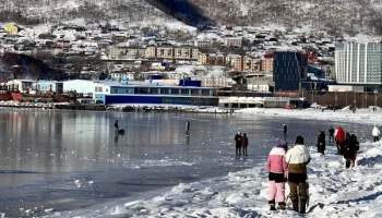 В столице Камчатки люди гуляют по льду Авачинской бухты. Это опасно