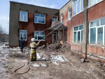 На Камчатке краевые пожарные приступили к помывке социально значимых объектов от пепла 6