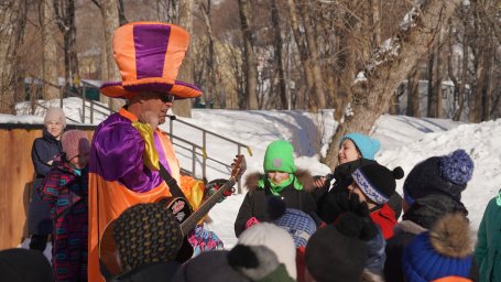 Клоун Шурка веселил детей в парке на ул. Индустриальная в столице Камчатки 2
