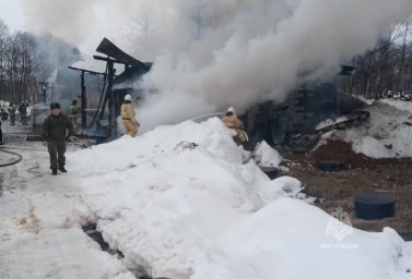 На Камчатке пожарные не допустили взрыв в горящем складском помещении 8